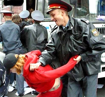 Более половины россиян боятся сотрудников милиции фото